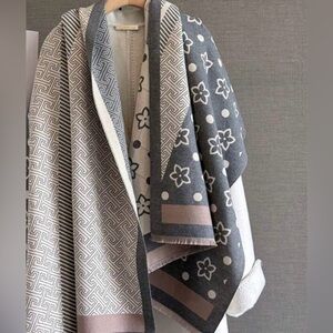 Reversible Gray and White Patterned Shawl